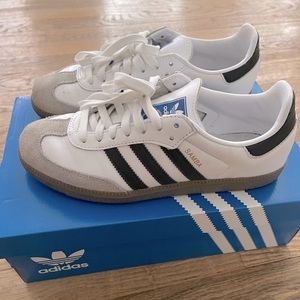 Adidas Original Sambas 
Size: 6.5 Men’s Size / 8 Women’s Size
Color: White/Gum